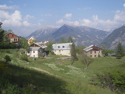 Le rocher de Roure par le hameau des Combes