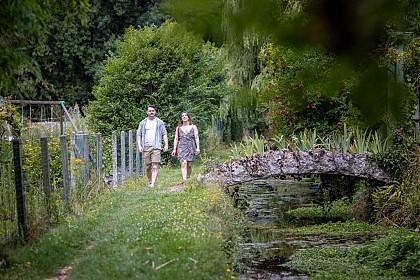 Le chemin des Eaux bleues et de la Pierre tournante