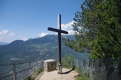 Between old stones, woodland and mountain pastures, towards La Croix de Feissons