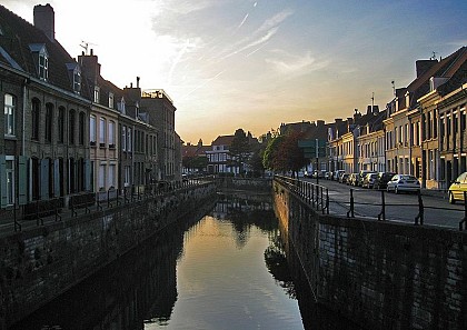 Bergues Canal, one of the oldest canals in France. Be careful: - Do not translate proper names.- Respect the subtleties.