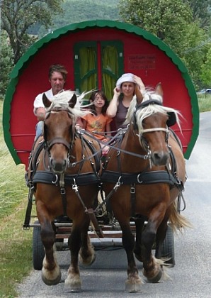 Circuit  en roulotte itinérante avec chevaux et meneur professionnel