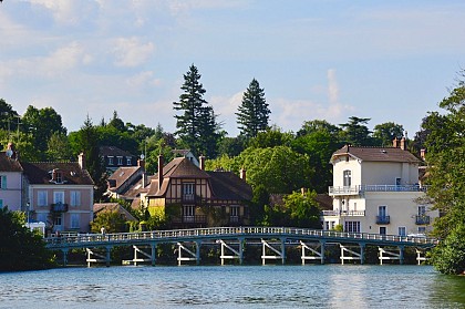 Promenade pédestre du Petit Barbeau à travers le village de Samois-sur-Seine