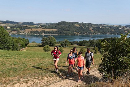 La Croix des Cochettes, un panorama sur le lac de Paladru