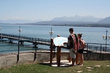 Interpretation path along the banks of lake Geneva