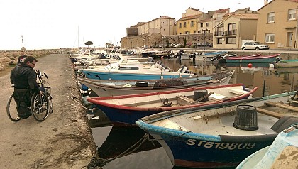 FR - Le petit port des barques en bordure de l'étang de Thau