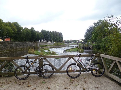 Au pied des remparts