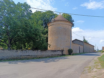 Vieilles pierres et champs de couleur - Bonneuil