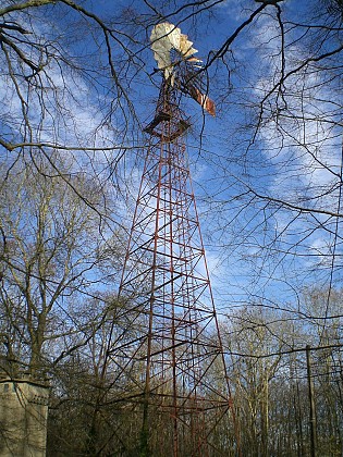 Tilly Flins Neuve Eglise - En passant au pied des éoliennes