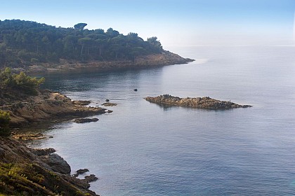 Le Sentier Marin entre l'ilôt du Crocodile et la plage de Jovat