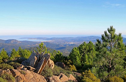 Sentier de la Garde-Freinet à Grimaud par la Roche Percée