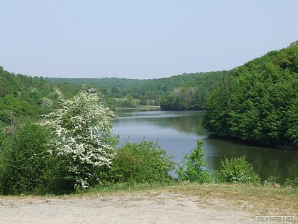 巡回路线，在瓦尔朱利湖面前的野餐休息