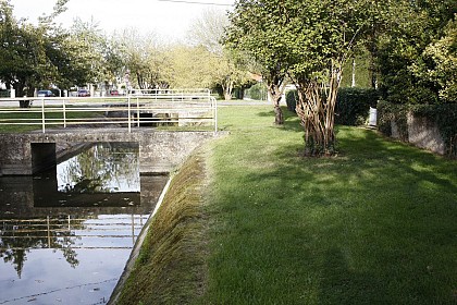 Le jardin de l'Europe par le Canal