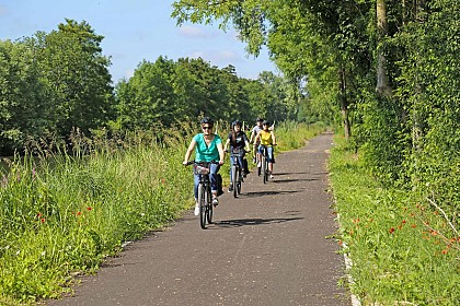 Left bank : through the walking and cycling path