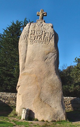 Menhir christiannisé de Saint Uzec