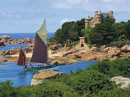 Plage de Tourony, Point de vue sur le château de Costaérès