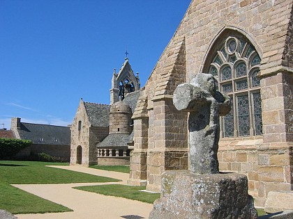 Trégastel Bourg, l'église et son ossuaire