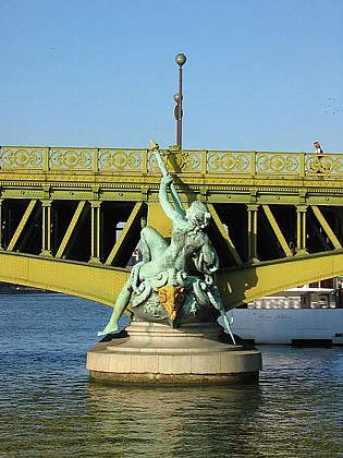 Statue du pont Mirabeau