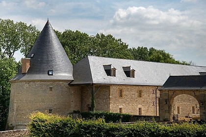Le gîte du pont avec piscine privée et terrasse surplombant les douves
