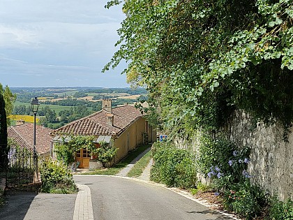 Castelnau-Barbarens, un village perché typique