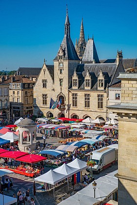 La place Abel Surchamp et ses couverts