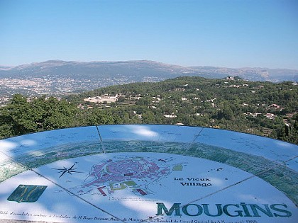 Point de vue sur l'arrière pays et sur les préalpes d'azur