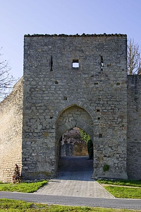 Les remparts et la porte fortifiée de la Caussade
