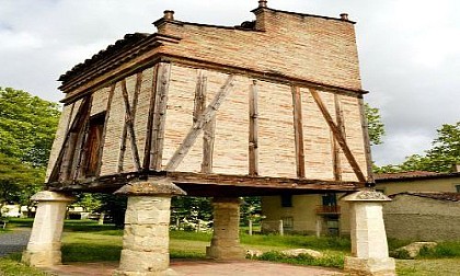 La Plaine de Millet et son Pigeonnier