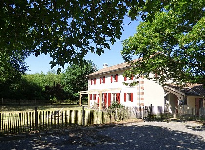 Grande maison entre lac et forêt