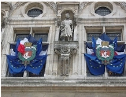 Facade dressed by the Hôtel de Ville (City hall)