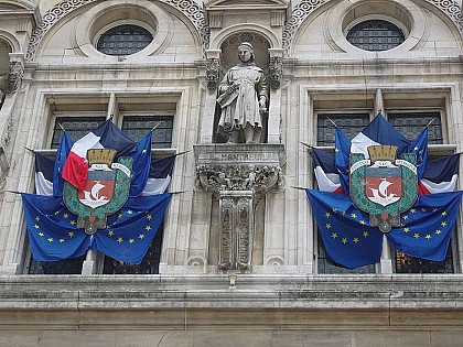 Façade pavoisée de l'Hôtel de Ville