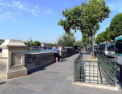 Le quai du Louvre