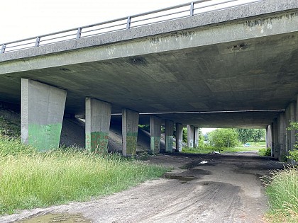 Le Pont de l’autoroute – Les deux peupliers – La plaque du souvenir