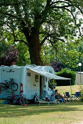 Aire camping-cars au Camping Au Coeur de Vendôme