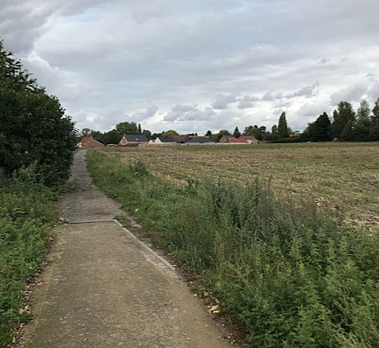 Le sentier qui mène aux écoles