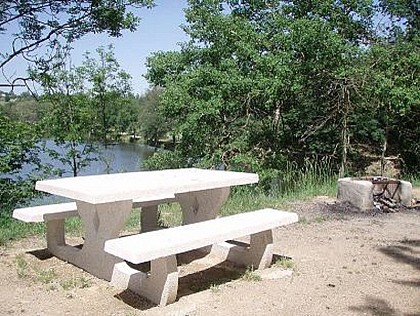 Picnic by the Vérut dam