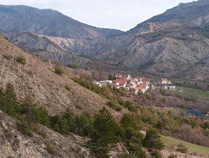 Point de vue sur le village d'Esparron et les marnes