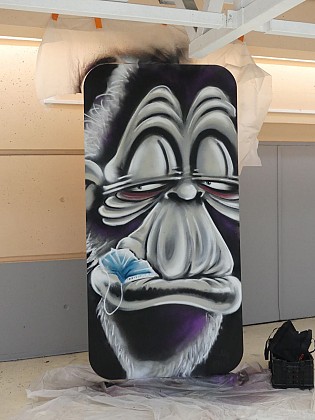 Fresque : Singe au masque