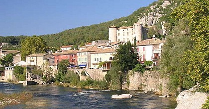 Vogüé, reflets sur l'eau