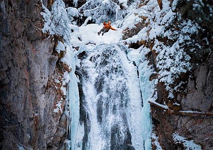 Traversée en tyrolienne dans les montagnes enneigées des Hautes-Pyrénées - à 1h de Lourdes