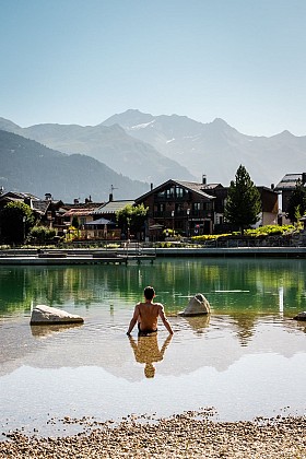 在普拉兹湖（Lac du Praz）游泳