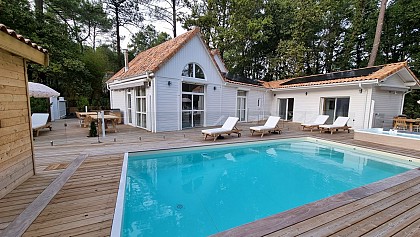 Chalet scandinave très lumineux, à 3 mn du lac et 10 mn de l'océan. Chalet THIRTEEN.