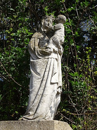 Neauphle-le-Château, statue de la Vierge à l'nefant et à l'oiseau