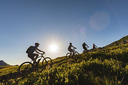 VTT électrique en nocturne avec repas savoyard niveau vert