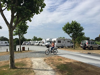 Aire de stationnement et de services