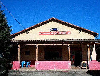 Pause café au "bar de la plaine" à "Molières-Cavaillac".