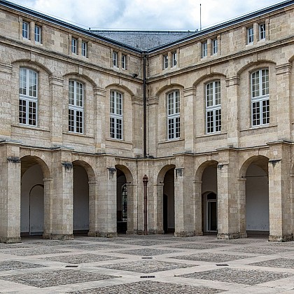Cour Mably