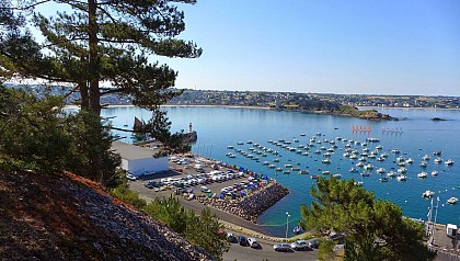 Vue sur le Port d'Erquy depuis le Sentier des Carriers