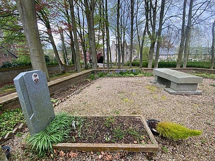 Tombe militaire isolée du Commonwealth - Lieutenant Anthony Clarke