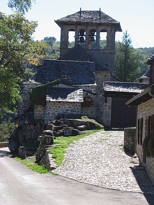 Eglise de Bes-Bédène et son clocher-peigne