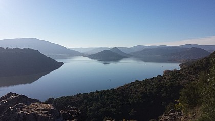 Point de vue barrage et lac du Salagou depuis parapet en retrait chemin